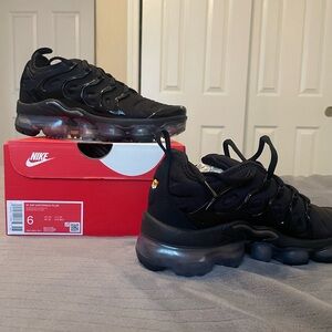 Women’s Air Vapormax Plus size 6 black/black-anthracite.